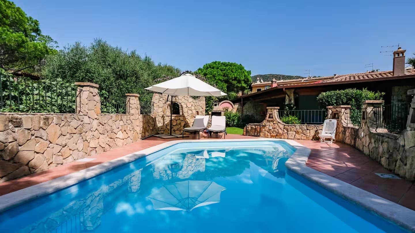 Villa con piscina y muretes de piedra, casa de vacaciones junto al mar
